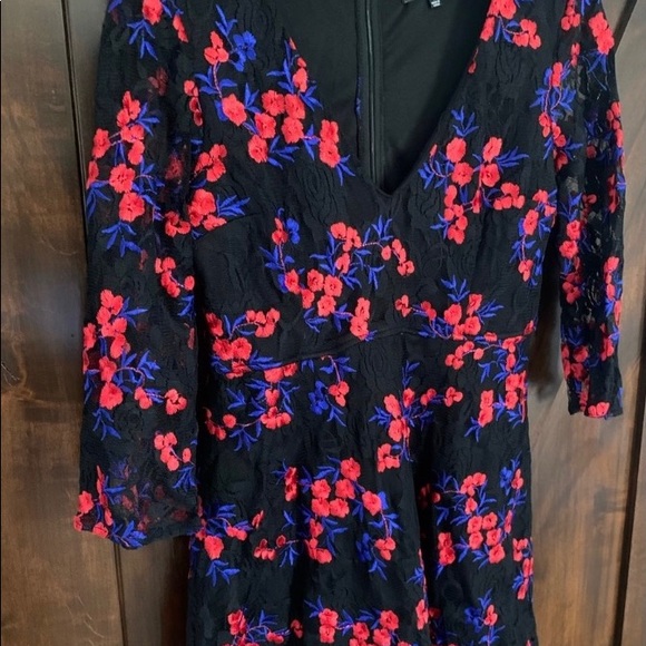 Lulu’s V-neck Lace Dress - Picture 5 of 7